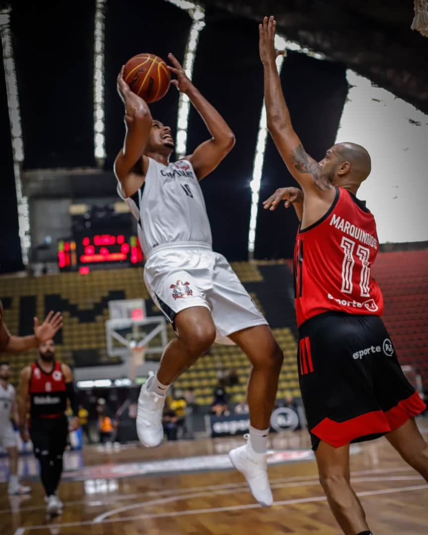 コリンチャンスさんのインスタグラム写真 - (コリンチャンスInstagram)「Hoje o @sccorinthians.basquete entra em quadra para mais um grande desafio! O Timão enfrenta o Flamengo, no Rio de Janeiro, às 20h, no jogo 2 das quartas de final do NBB. A partida será com torcida única terá transmissão da Fox Sports. . . 📷 Beto Miller/Ag. Corinthians . #VaiCorinthians」4月18日 2時05分 - corinthians