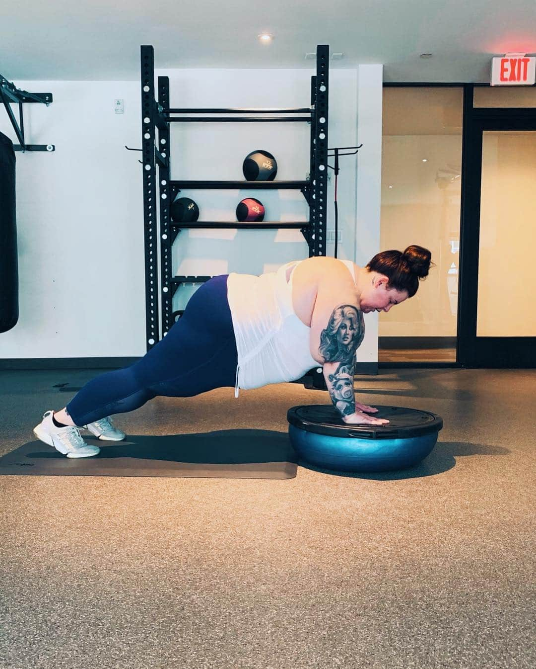 テス・ホリデーさんのインスタグラム写真 - (テス・ホリデーInstagram)「YA’LL!!! YESTERDAY I WAS ABLE TO HOLD A PERFECT PLANK FOR 30 SECONDS AND GET INTO THE PLANK FROM A STANDING POSITION. Never thought I would be this strong 😫😭 S/O to my trainer and friend @massy.arias for continually pushing me & having my back! (Also swipe for a surprise 💪🏻) #mawarrior #effyourbeautystandards」4月18日 2時06分 - tessholliday