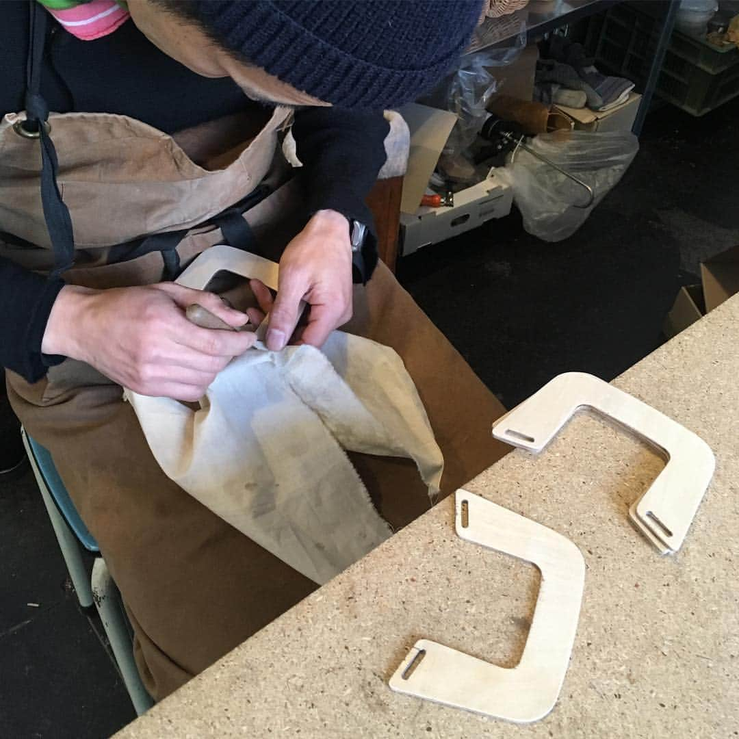 ロサモサさんのインスタグラム写真 - (ロサモサInstagram)「that‘s what an inhouse production looks like: making wood handles one by one for some special @linennatural store bags in Seoul ~ #linennatural #seoul #seoulfashion #slowliving #slowfashion #onebyone #AW #collection #rosamosa #vienna」4月18日 2時07分 - rosamosavienna