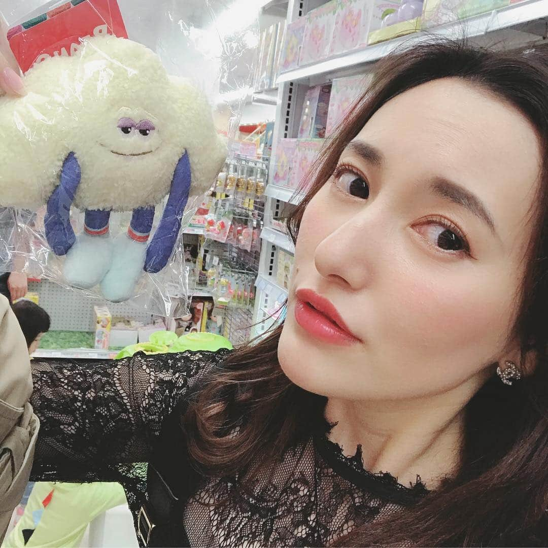 松本リコさんのインスタグラム写真 - (松本リコInstagram)「・ ・ ・ ・ 推しの子発見した(笑) ・ ・ ・ #japanesegirl #japangirl  #japanesemodel #japanmodel #yahoo #お洒落 #インスタグラマー  #インフルエンサー #撮影 #ハーフ顔 #ハーフモデル #fashion #通販モデル #ファッション #楽天 #通販 #トイザらス #クラウドガイ #トロールズ #trolls」4月18日 2時13分 - rico.matsumoto