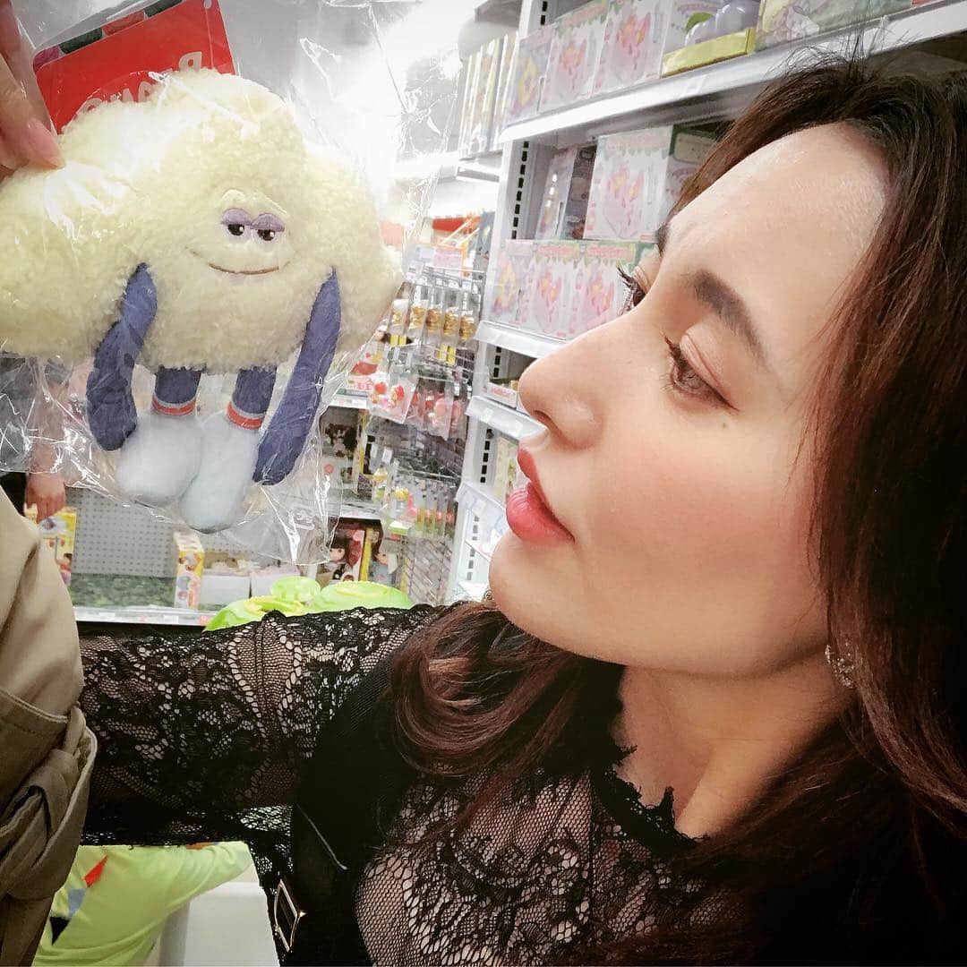 松本リコのインスタグラム：「・ ・ ・ ・ 推しの子発見した(笑) ・ ・ ・ #japanesegirl #japangirl  #japanesemodel #japanmodel #yahoo #お洒落 #インスタグラマー  #インフルエンサー #撮影 #ハーフ顔 #ハーフモデル #fashion #通販モデル #ファッション #楽天 #通販 #トイザらス #クラウドガイ #トロールズ #trolls」