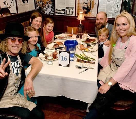 リンゼイ・ボンさんのインスタグラム写真 - (リンゼイ・ボンInstagram)「Last night I met this beautiful and charming “make-a-wish” young lady. It was an incredible event and it felt good to be giving back in Nashville. This is an amazing city with a lot of caring and kind people and I’m happy to be here ❤️ *Waiting For Wishes Celebrity Waiters Dinner With Kevin Carter & @jaydemarcus | 📸: Getty Images @makeawishamerica #makeawish」4月18日 2時18分 - lindseyvonn