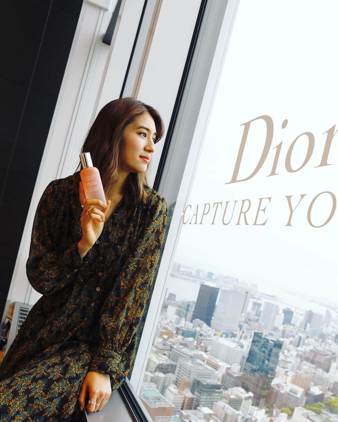 有末麻祐子さんのインスタグラム写真 - (有末麻祐子Instagram)「私も愛用している Dior Capture Youth 今回は化粧水のエンザイムソリューションにフォーカスをあてて 説明して頂きカウンセリングしてもらいました。 この化粧水は抗酸化の高いアイリスとターンオーバーに働きをかける パパイヤ酵素が配合されています。 先回りして、未来の老化を防止！ なんと素晴らしい👏🏻 その時々の肌の調子に合わせて カプチュールユースを自分で配合して、未来の肌の為に毎日予防しています✨ 本当におすすめのスキンケアだよ！ #captureyouth #カプチュールユース #dior」4月18日 2時32分 - mayukoarisue