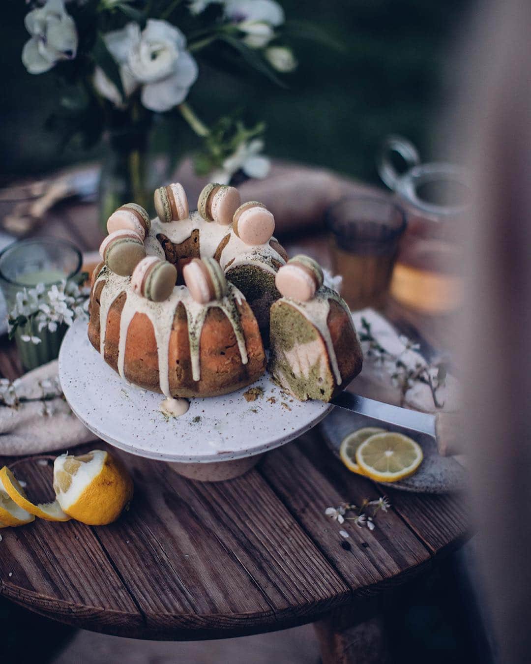 Our Food Storiesさんのインスタグラム写真 - (Our Food StoriesInstagram)「Finally on the blog - the recipe for this delicious gluten-free matcha bundt cake with homemade matcha-lemon curd macarons🍵😋 Get the recipe on the blog, link is in profile. #ourfoodstories  ____ #matchacake #matchalover #glutenfri #glutenfrei #glutenfreerecipes #vogueliving #gatherings #blütenzauber #gardeninspo #houseandgarden #verilymoment #diewocheaufinstagram #theweekoninstagram #simplejoys #springmood #morningslikethese」4月18日 2時37分 - _foodstories_