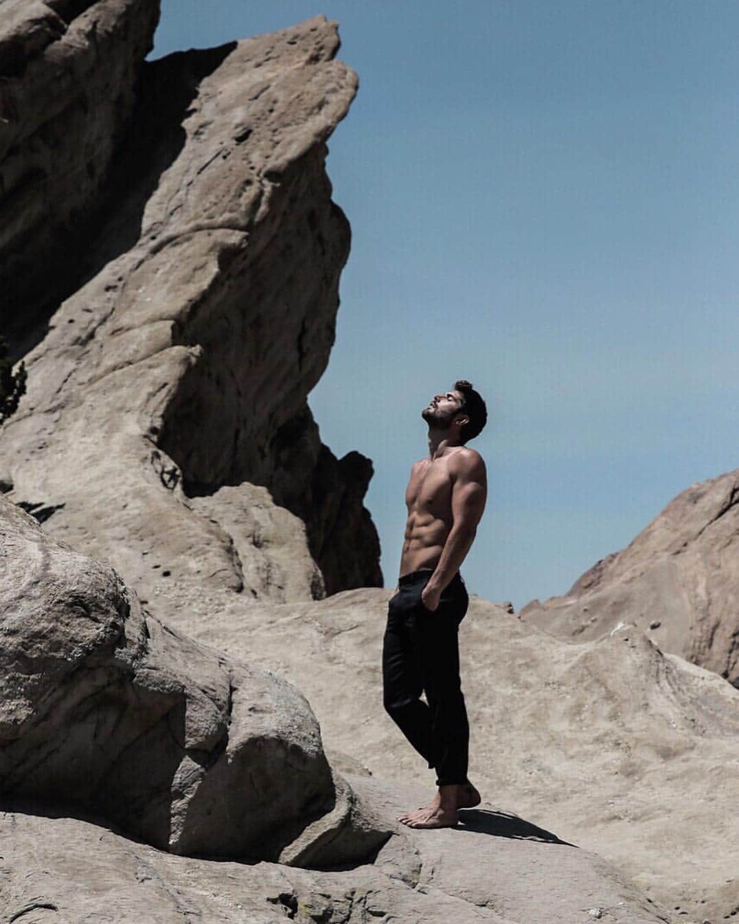 ニック・ベイトマンのインスタグラム：「There's no glory in climbing a mountain if all you want to do is to get to the top. It's experiencing the climb itself - in all its moments of revelation, heartbreak, and fatigue - that has to be the goal.」