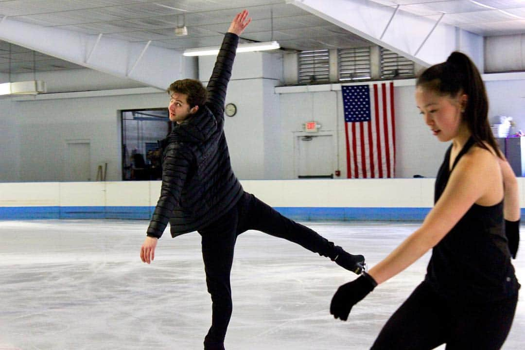 アレクサンダー・ジョンソンのインスタグラム：「Feeling very grateful for all the opportunities that have come my way this spring. Sharing my love for the sport and pushing skaters out of their comfort zones has been fulfilling in so many ways. As I pass on the knowledge and expertise that was shared with me over the years, I can’t help but feel appreciative for all the time my coaches invested in me. The tables have turned and I’m absolutely loving it! Hopefully I can do them justice and make them all proud.」