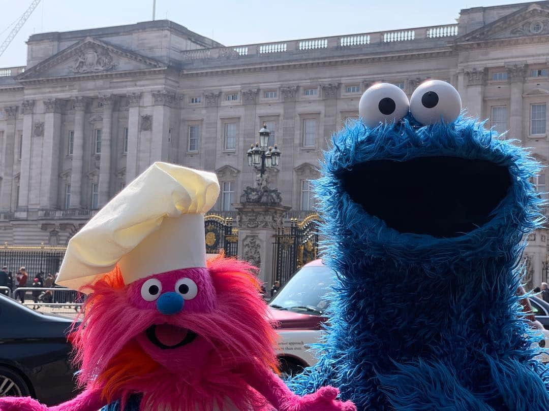 セサミストリートさんのインスタグラム写真 - (セサミストリートInstagram)「Cookie Monster and Chef Gonger visited London this week! The duo made stops at Buckingham Palace, @thismorning, @vamuseum, @ltmuseum, and more!」4月18日 2時46分 - sesamestreet