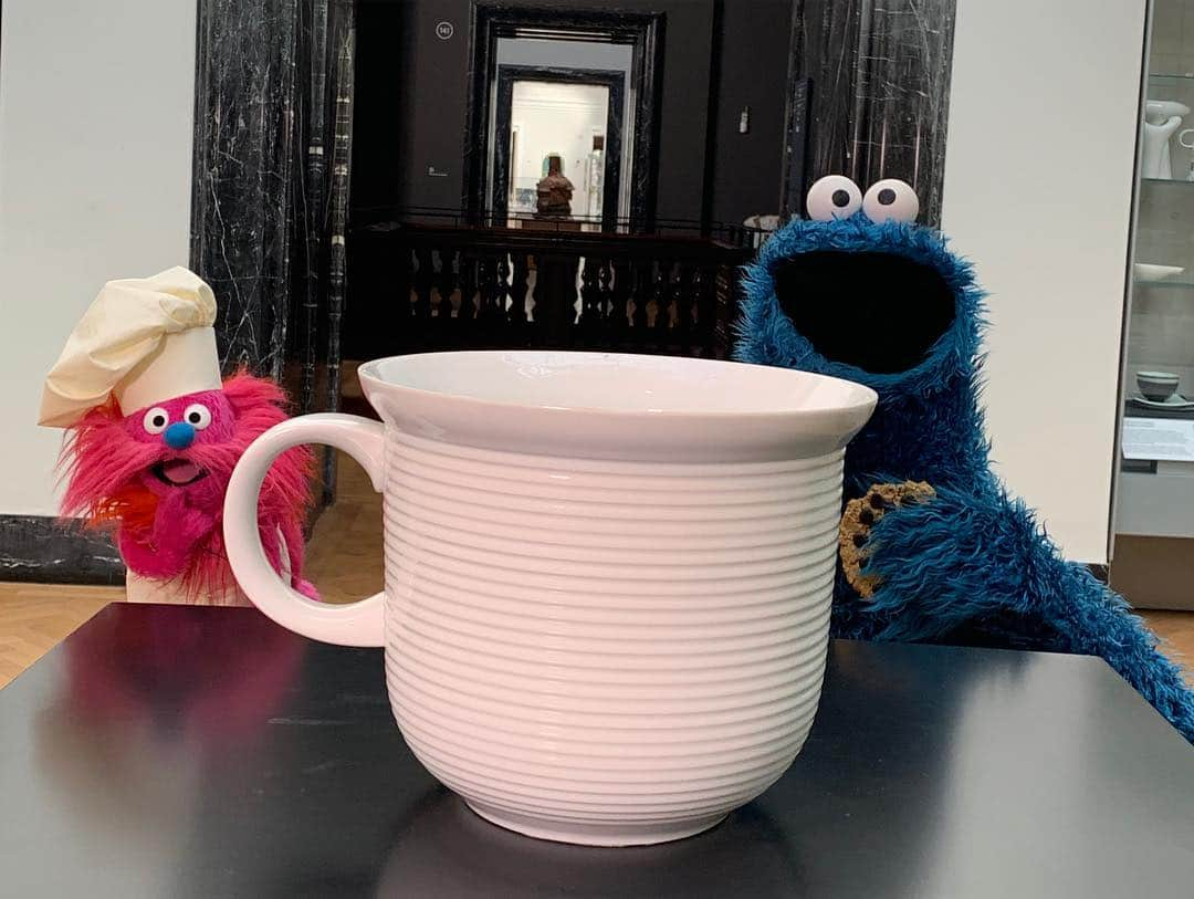 セサミストリートさんのインスタグラム写真 - (セサミストリートInstagram)「Cookie Monster and Chef Gonger visited London this week! The duo made stops at Buckingham Palace, @thismorning, @vamuseum, @ltmuseum, and more!」4月18日 2時46分 - sesamestreet