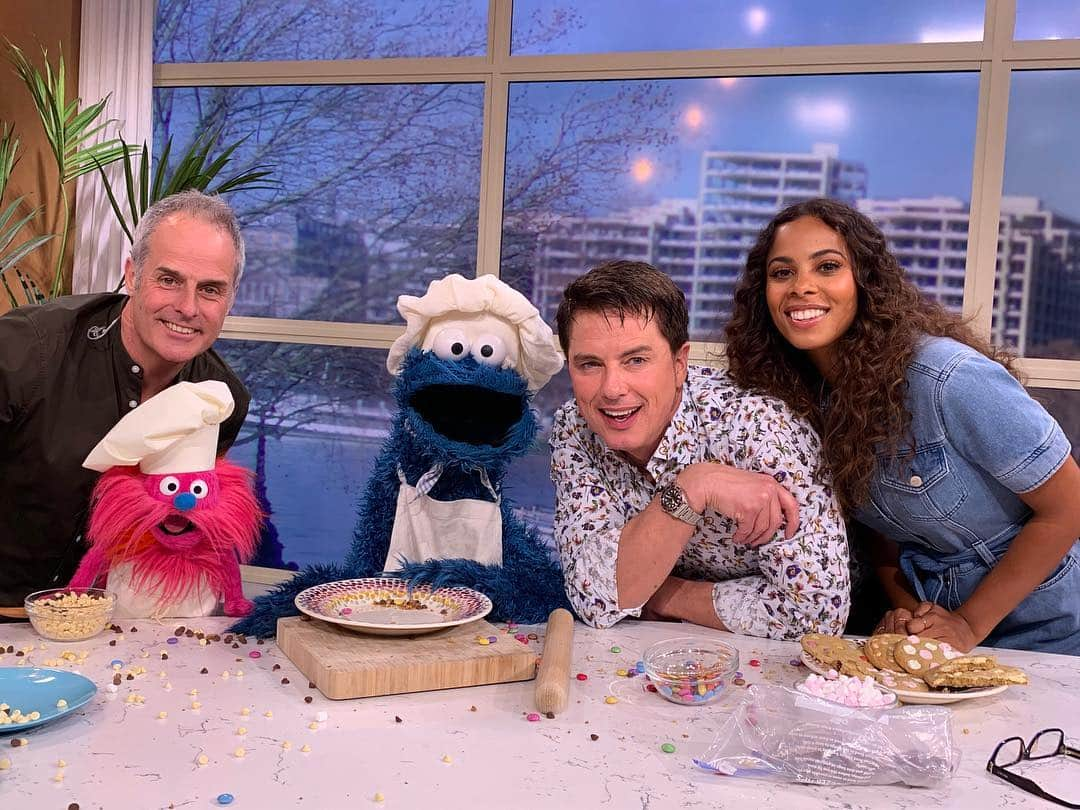 セサミストリートさんのインスタグラム写真 - (セサミストリートInstagram)「Cookie Monster and Chef Gonger visited London this week! The duo made stops at Buckingham Palace, @thismorning, @vamuseum, @ltmuseum, and more!」4月18日 2時46分 - sesamestreet