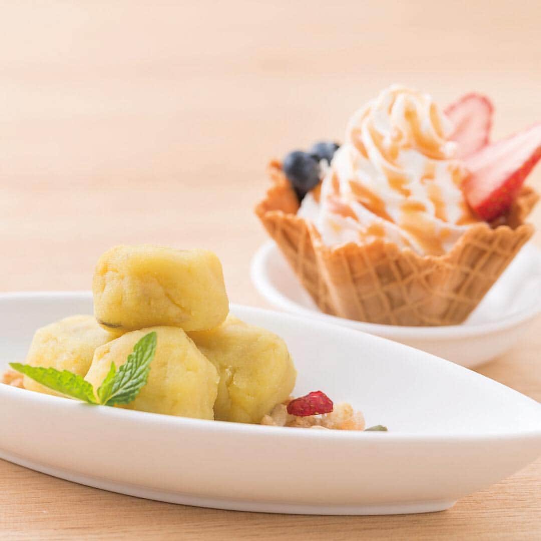 ハレノヒのインスタグラム：「【ひやあつスイートポテト🍠🍨】 (る)ハレノヒ ルミネエスト新宿店では、ほくほくサツマイモとバター、生クリームを練りこんだスイートポテトを提供中です🍠 . 焼き上がりはバターの香りがひろがり、ソフトクリームと一緒に食べるとさらに美味しさ倍増☺️ . ほっと一息つけるスイーツです🍠🍨 ご来店お待ちしております😊 . #ハレノヒ#ルミネエスト新宿#新宿#東京#カフェ#スイートポテト#ほくほく#あつひやデザート #デザート#スイーツ#とろける#harenohi#cafe#cute#shinjuku#tokyo#shinjuku#lumineest#sweets#sweetpotato」