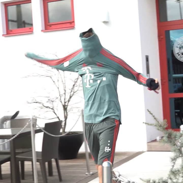 トーマス・ミュラーのインスタグラム：「It‘s crunch time! We train hard but also with a 😀 in our face 👍🏼⚽️💪 #fcbayern #miasanmia #esmuellert #packmas #thomasmüller」