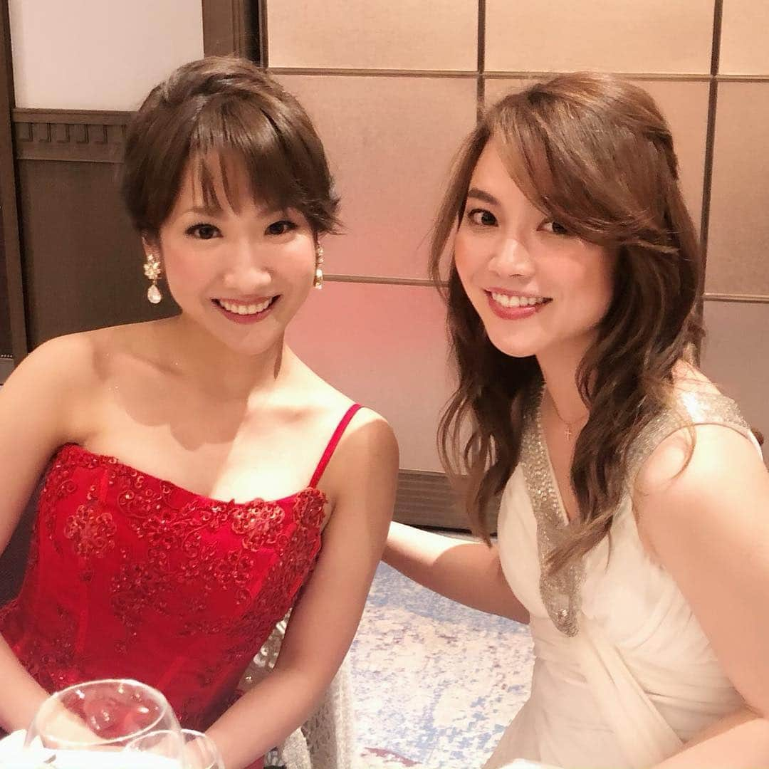 辰巳真理恵さんのインスタグラム写真 - (辰巳真理恵Instagram)「まだ続いてました（≧∇≦） コンサートツアー5分の2公演が終わり、今日だけ東京に… また明日からのラストスパートと、インスタ更新も追いつけるよう頑張りたいと思います！笑  4/11の写真シリーズ♪その④ 「2019年 承礼学院日本訪問・中日交流会」にて歌わせて頂いた日の写真です🇯🇵🇨🇳✨ @赤坂プリンスクラシックハウス  ピアノの水野彰子ちゃんとのツーショットと、美味しいお料理の写真達です🍴💕 ありがとうございました！！ @ooshookoooo  #承礼学院 #日本訪問 #中日交流会 #日中友好 #赤坂プリンスクラシックハウス  #クラシックハウス  #水野彰子 様 #辰巳真理恵 #tatsumimarie #marietatsumi #scenaduno #シェーナドゥーノ #蘇州夜曲 #soochowserenade  #soshuyakyoku #李香蘭 #chineseandjapanese #japaneseandchinese #romeoandjuliet  #romeoetjuliette  #jeveuxvivre  #omiobabbinocaro #giannischicchi  #sopranoconcert #sopranosinger #cantantelirica  #美味しいお料理 #乾杯ショット  #干酒」4月18日 3時09分 - tatsumimarie