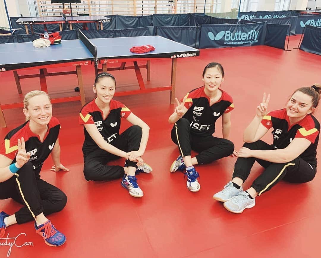 ガリア・ドボラクのインスタグラム：「In this team we are all about the traditions, 2018 vs 2019. Ah, and new @butterflyttofficial equipment! #teabletennis #ittfworlds2019」