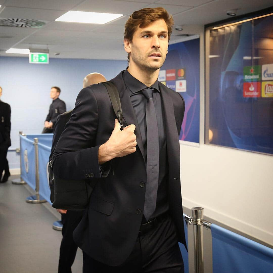 トッテナム・ホットスパーFCさんのインスタグラム写真 - (トッテナム・ホットスパーFCInstagram)「👔 #SuitedByBOSS at the Etihad. 😎 #COYS #UCL」4月18日 3時10分 - spursofficial