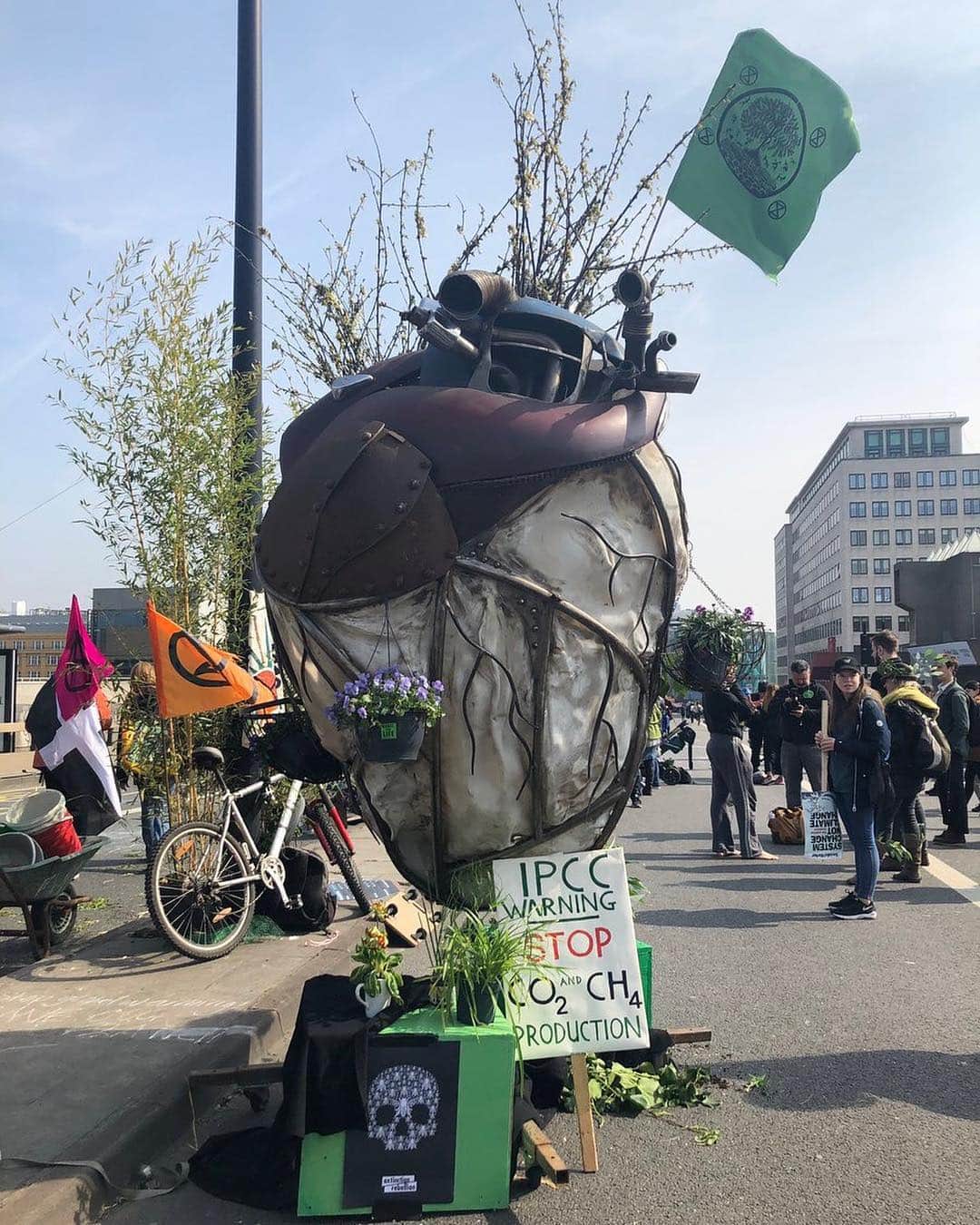 Dazed Magazineさんのインスタグラム写真 - (Dazed MagazineInstagram)「💚🌎EARTH FIRST🌎💚 ⁣⠀ ⁣⠀ Swipe ➡️ to see scenes from @extinctionrebellion’s #ClimateChange protests that have brought central London to a standstill this week. Solidarity to the activists and all involved. ♻️✊⁣⠀ ⁣⠀ 📷/📹 @britchdawson, @emmaedavidson⁣⠀ ⁣⠀ #ExtinctionRebellion」4月18日 3時11分 - dazed