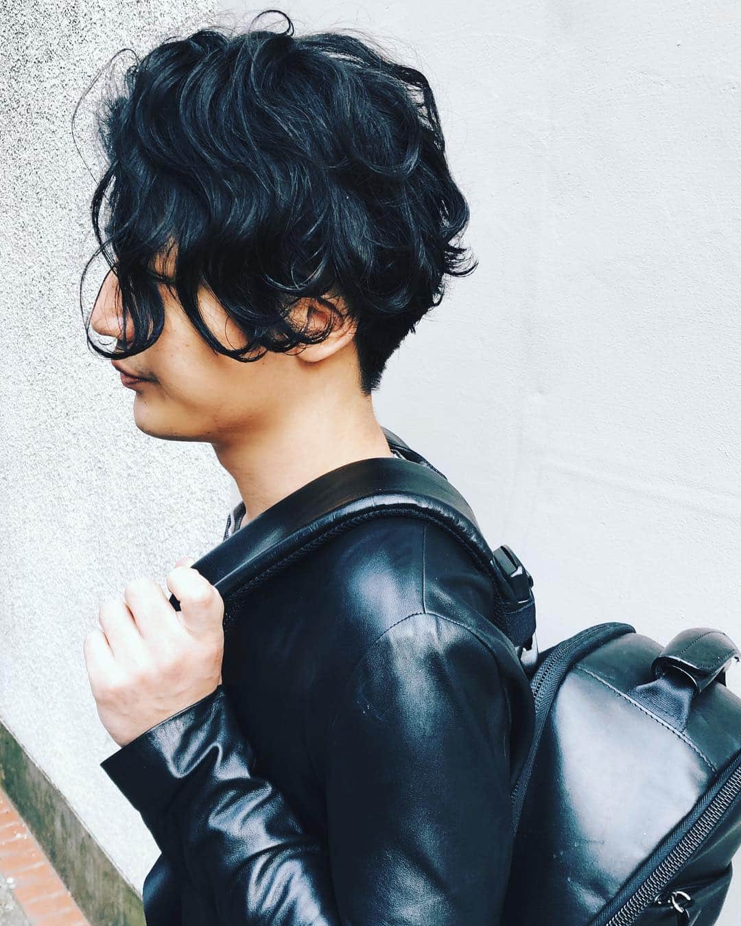 斉藤潤一のインスタグラム：「今風のギャル男みたいになりたくない出来る男に見えるミステリアスメンズスタイル！清潔感のある自然なパーマ #オシャレメンズ . 〒150-0041 東京都渋谷区神南 ご予約はこちらへ ☞☞ TEL ☏﻿ ﻿03-3462-2093 web  roco@1cs.jp 渋谷 美容室 #rocospearz . 〒150-0041 東京都渋谷区神南1-14-9 第7FMGビルB1F . . ご予約はこちらへ ☞☞ TEL ☏﻿ ﻿03-3462-2093 web  roco@1cs.jp . ★平日  open  11:30-22:30 ★土日祝  open  11:00-21:30  #メンズヘア #メンズ #出来る男の髪型 #モテ髮 #渋谷 #原宿 #メンズファッション #メンズカット #メンズスタイル #メンズモデル #メンズヘアセット #渋谷美容室 #メンズカラー #モテる男 #パーマ #カット #新宿」