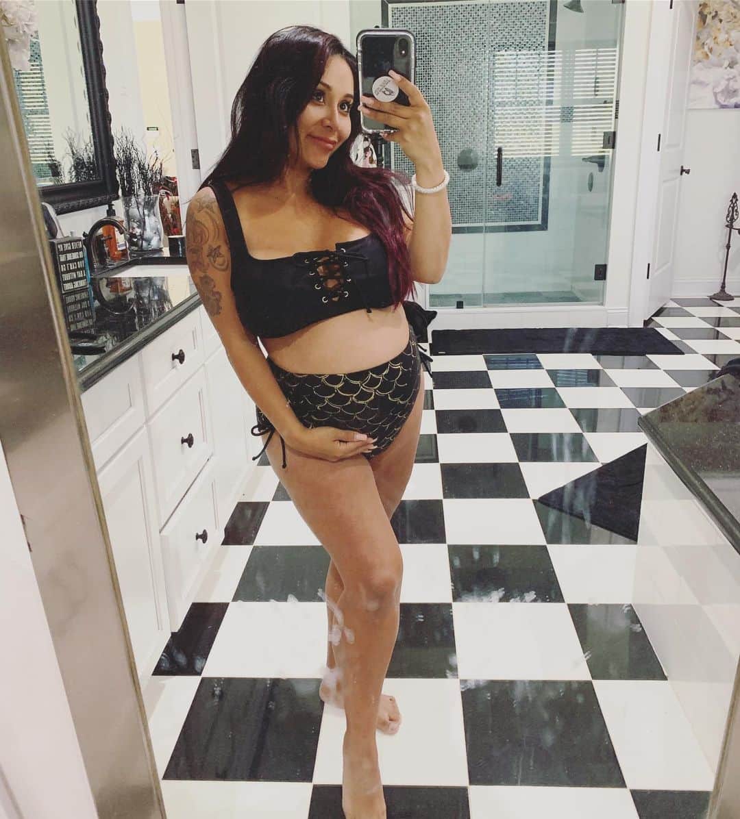 ニコール・ ポリッツィのインスタグラム：「My SNOOKINI collection on my pregnant ass. Don’t mind my kids handprints all over the mirror, it’s my life. I cannot wait to rock all of my new styles after this baby, but had to show you guys how amazing these form to your body! I am wearing both Large tops & bottoms and the fit is absolutely amazing. Mix & Match styles and sizes small-3x! Link in my bio to shop my full collection! @thesnookishop 🖤🔥#SNOOKINI」