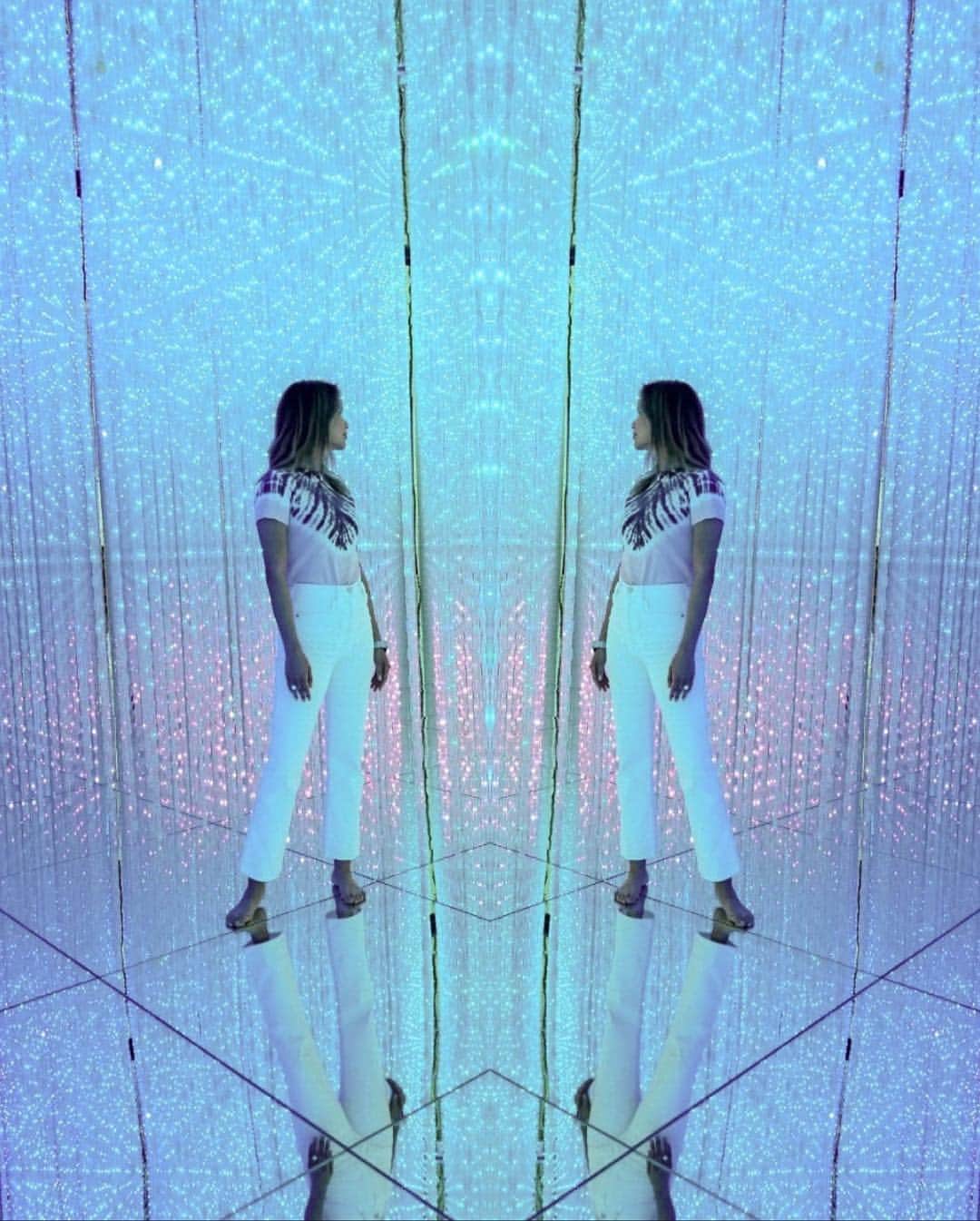 ジェイミー・チャンさんのインスタグラム写真 - (ジェイミー・チャンInstagram)「This psychedelic light room goes with my groovy shirt. Find all things tie dye —> @shopbop #springstartsnow #tiedye #shopboppartner #shopbopXagolde #latergram #ootd #interactiveart」4月18日 3時17分 - jamiejchung