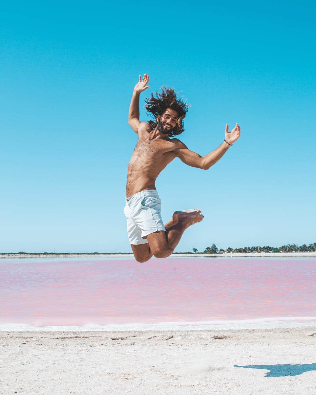 Ricardo Baldinさんのインスタグラム写真 - (Ricardo BaldinInstagram)「That’s how excited I get when I see wild animals living peacefully in their natural habitats. On a trip to Las Coloradas from El Cuyo we got to see many of these beautiful Flamingos (slide) eating, flying around and also resting. We learned that Flamingos are born with grey feathers, and they become pink due to their diet of algae and crustaceans that contain carotenoids.  Shorts by @wildseaboutique . #flamingo #jumptheworldbyrbaldin #pinklagoon #lascoloradas」4月18日 3時27分 - rbaldin