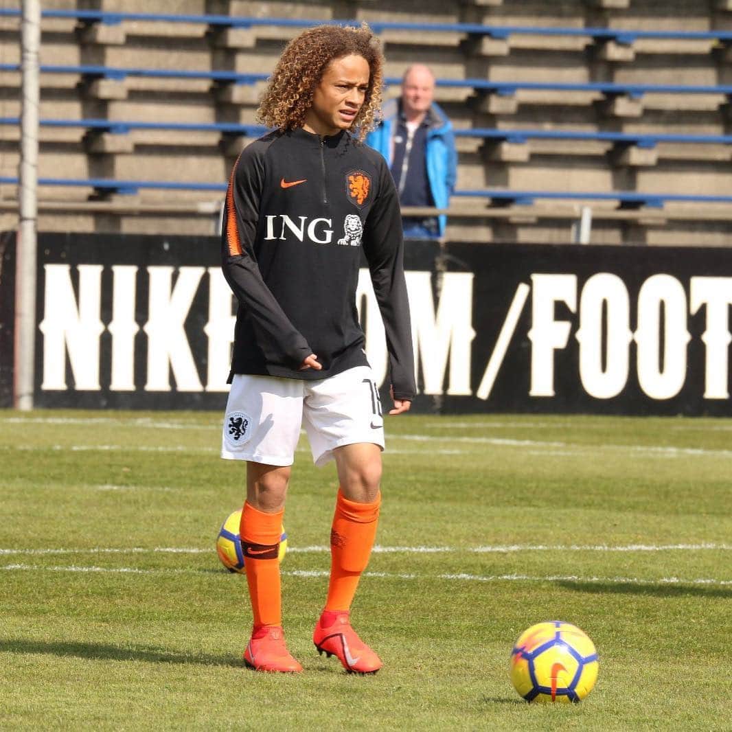 シャビ シモンズさんのインスタグラム写真 シャビ シモンズinstagram Happy To Be Back With A Win Futbol Ball Sport Me Football Player Netherlands Nationalteam Lovethisgame Orange Lion Attitude Passion Happy