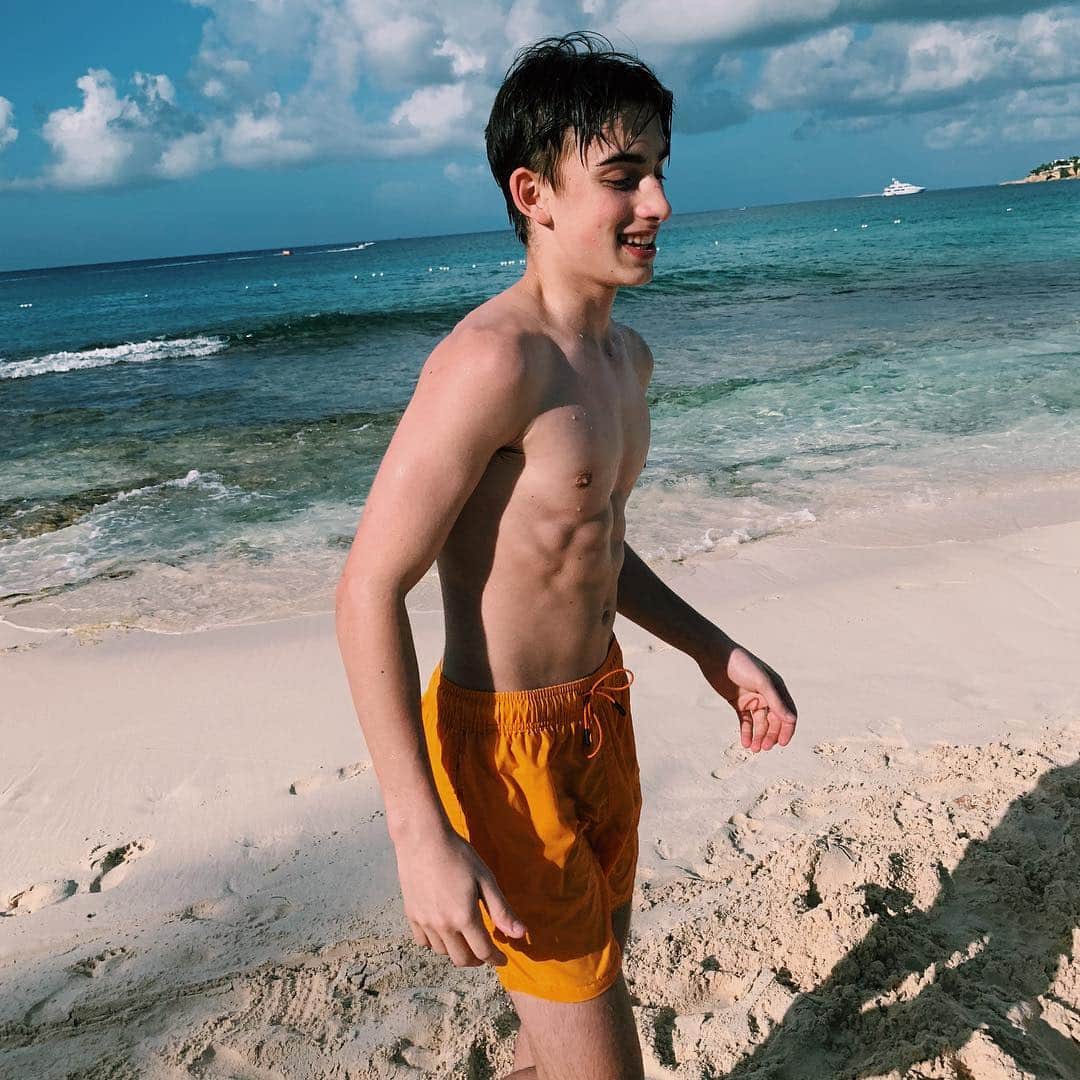 ジョニー・オーランドのインスタグラム：「for all the haters who said i can’t wear shorts in the snow & pants on the beach」