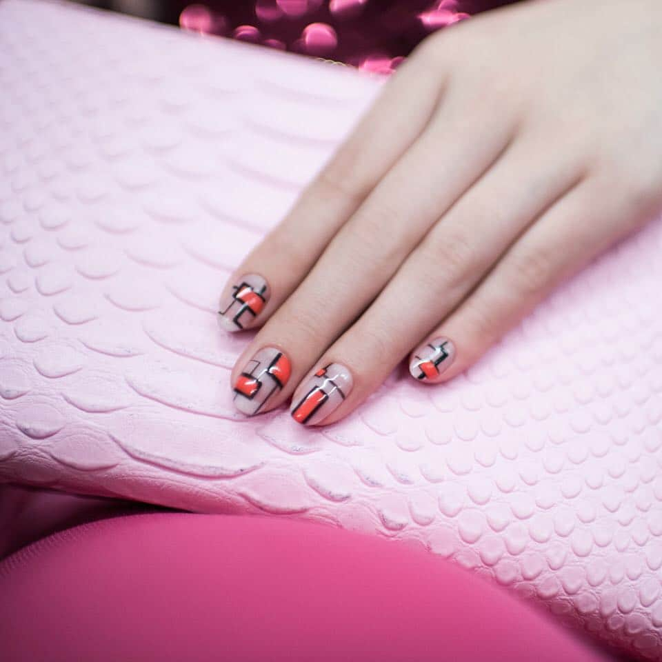 OPIさんのインスタグラム写真 - (OPIInstagram)「Create this geometric inspired #NailArt 💅 using the bright hues of #TempuraTureIsRising from our #OPITokyo collection. #kawaiigirl #kawaiinails #naildesigns #negativespacenails」4月18日 3時31分 - opi