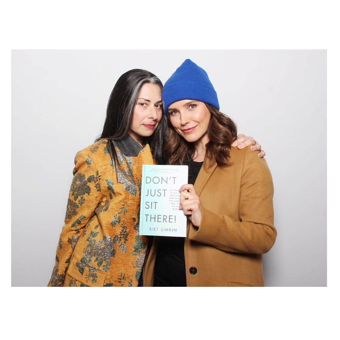 ソフィア・ブッシュさんのインスタグラム写真 - (ソフィア・ブッシュInstagram)「Can you tell that I love her? @stacylondonreal. Our friend wrote a book and we are kinds of excited about it! @guidedbybiet #DontJustSitThere」4月18日 3時33分 - sophiabush