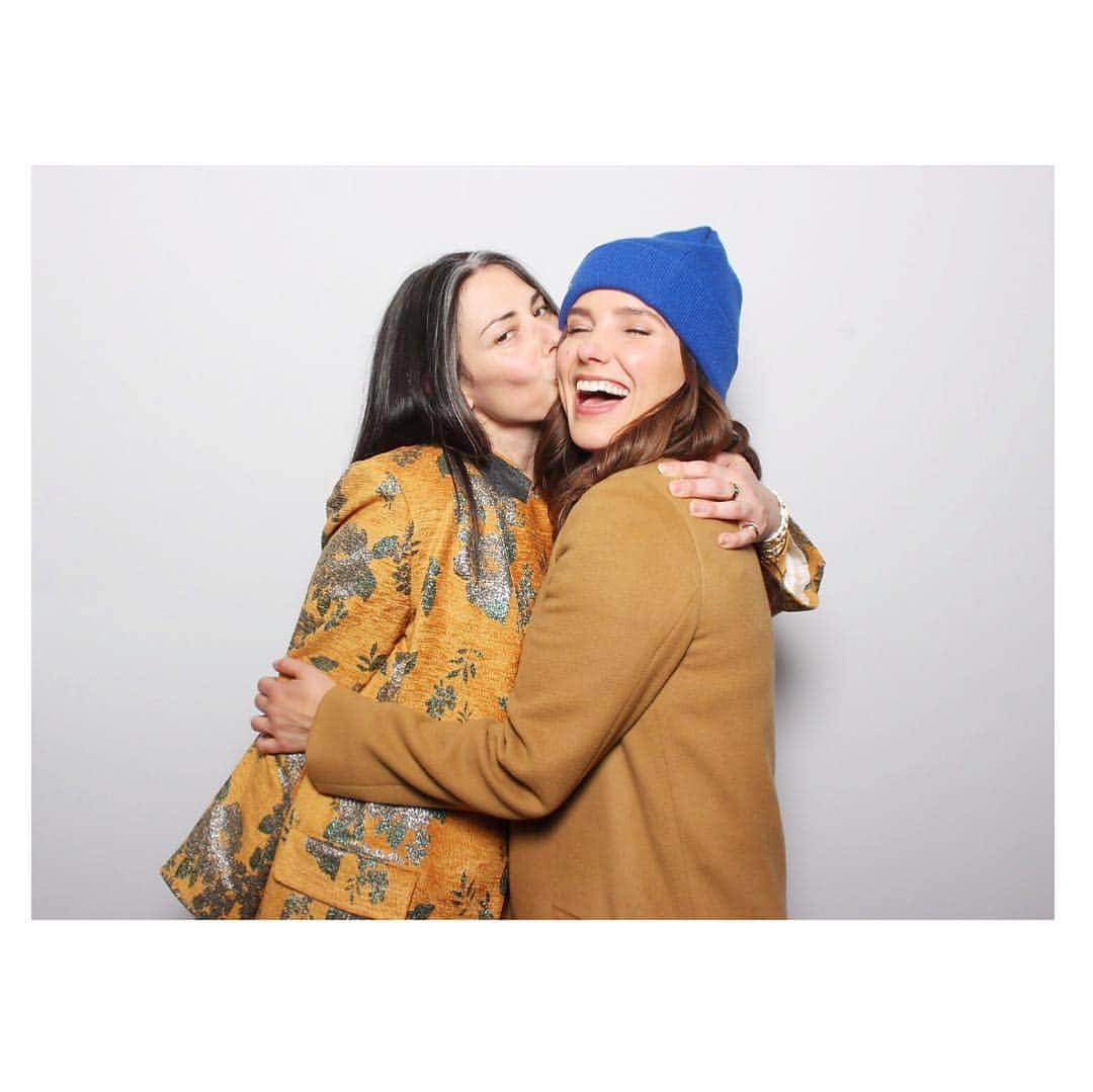 ソフィア・ブッシュさんのインスタグラム写真 - (ソフィア・ブッシュInstagram)「Can you tell that I love her? @stacylondonreal. Our friend wrote a book and we are kinds of excited about it! @guidedbybiet #DontJustSitThere」4月18日 3時33分 - sophiabush