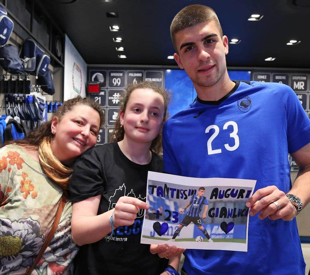 アタランタBCさんのインスタグラム写真 - (アタランタBCInstagram)「🥳🎂 Compleanno speciale per @gianlumancio_23 insieme ai nostri tifosi all’Atalanta Store 🔝😁 Ancora tanti auguri, Gianluca! 🎈 ~ #AtalantaLife 🖤💙 #Mancini #AtalantaStore #Atalanta #Bergamo #fans #supporters #instore #football」4月18日 3時41分 - atalantabc