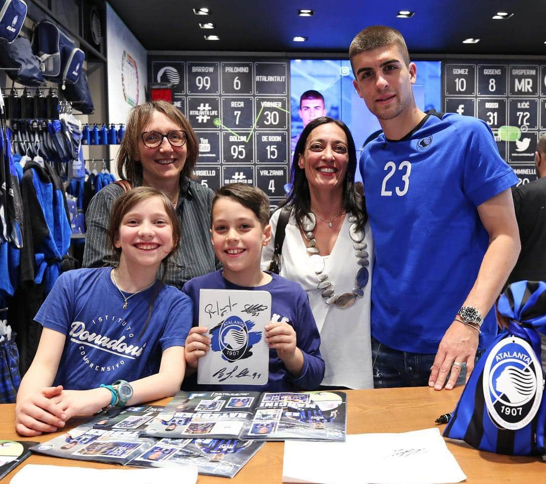 アタランタBCさんのインスタグラム写真 - (アタランタBCInstagram)「🥳🎂 Compleanno speciale per @gianlumancio_23 insieme ai nostri tifosi all’Atalanta Store 🔝😁 Ancora tanti auguri, Gianluca! 🎈 ~ #AtalantaLife 🖤💙 #Mancini #AtalantaStore #Atalanta #Bergamo #fans #supporters #instore #football」4月18日 3時41分 - atalantabc