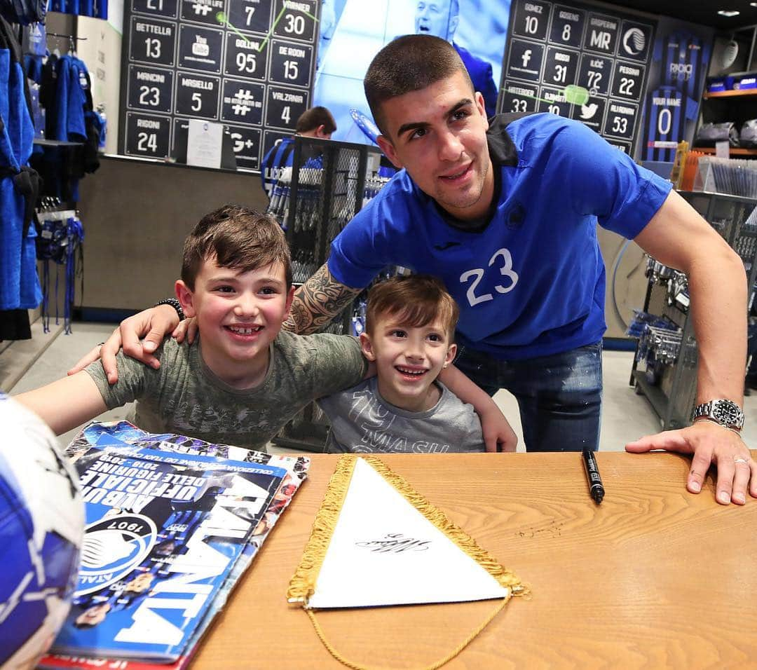 アタランタBCさんのインスタグラム写真 - (アタランタBCInstagram)「🥳🎂 Compleanno speciale per @gianlumancio_23 insieme ai nostri tifosi all’Atalanta Store 🔝😁 Ancora tanti auguri, Gianluca! 🎈 ~ #AtalantaLife 🖤💙 #Mancini #AtalantaStore #Atalanta #Bergamo #fans #supporters #instore #football」4月18日 3時41分 - atalantabc