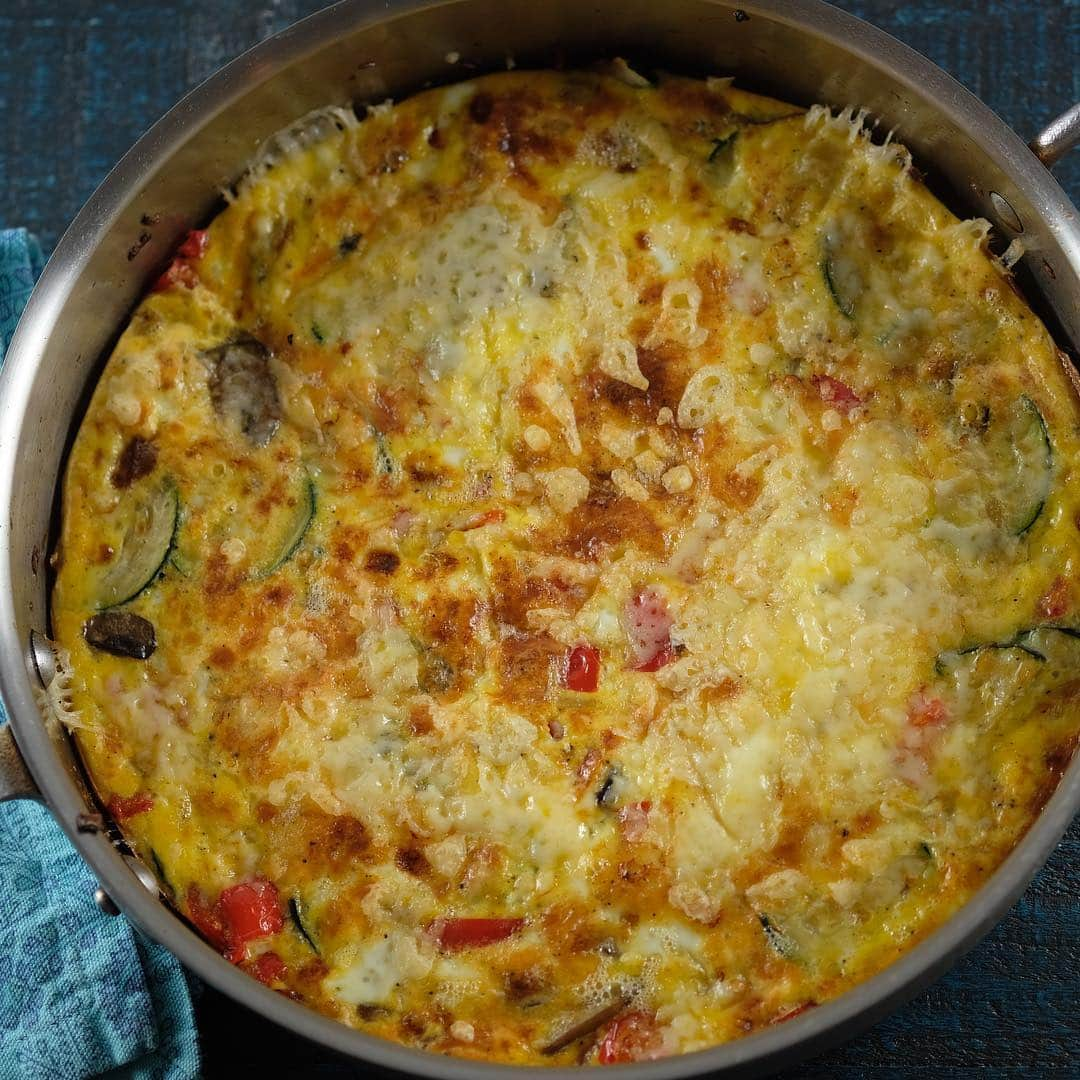 クラーク・グレッグさんのインスタグラム写真 - (クラーク・グレッグInstagram)「If I can make this delicious #flexitarian frittata, then believe me, so can you. Recipe in #mostlyplants @pollanfamilytable #YumAF @tracy.pollan」4月18日 3時42分 - clarkgregg