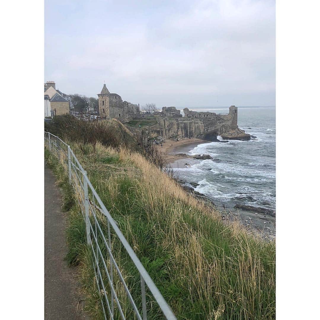 のインスタグラム：「#backinscotland 🏴󠁧󠁢󠁳󠁣󠁴󠁿 #standrewscastle #standrews #scotland」