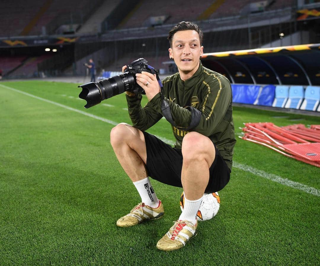 アーセナルFCさんのインスタグラム写真 - (アーセナルFCInstagram)「Mesut Behind The Lens: a short story 📖  #Arsenal #EuropaLeague #UEL」4月18日 3時47分 - arsenal