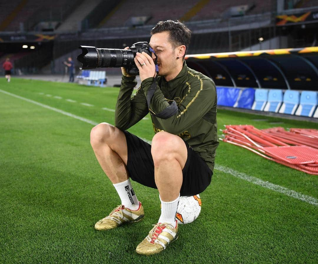 アーセナルFCさんのインスタグラム写真 - (アーセナルFCInstagram)「Mesut Behind The Lens: a short story 📖  #Arsenal #EuropaLeague #UEL」4月18日 3時47分 - arsenal