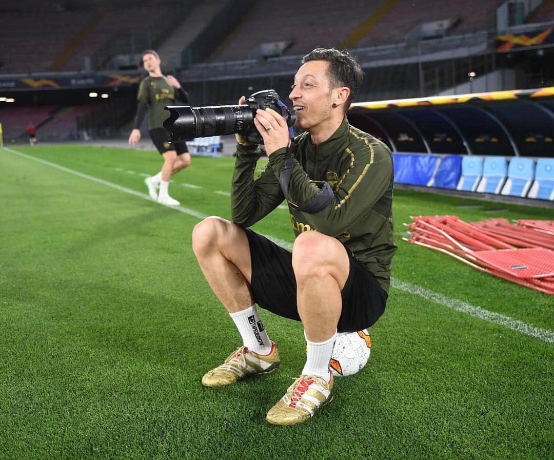 アーセナルFCさんのインスタグラム写真 - (アーセナルFCInstagram)「Mesut Behind The Lens: a short story 📖  #Arsenal #EuropaLeague #UEL」4月18日 3時47分 - arsenal