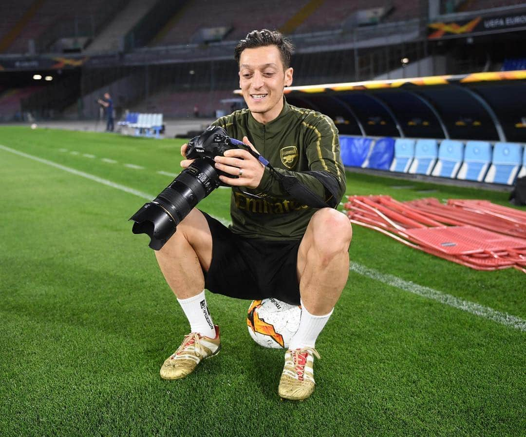 アーセナルFCさんのインスタグラム写真 - (アーセナルFCInstagram)「Mesut Behind The Lens: a short story 📖  #Arsenal #EuropaLeague #UEL」4月18日 3時47分 - arsenal