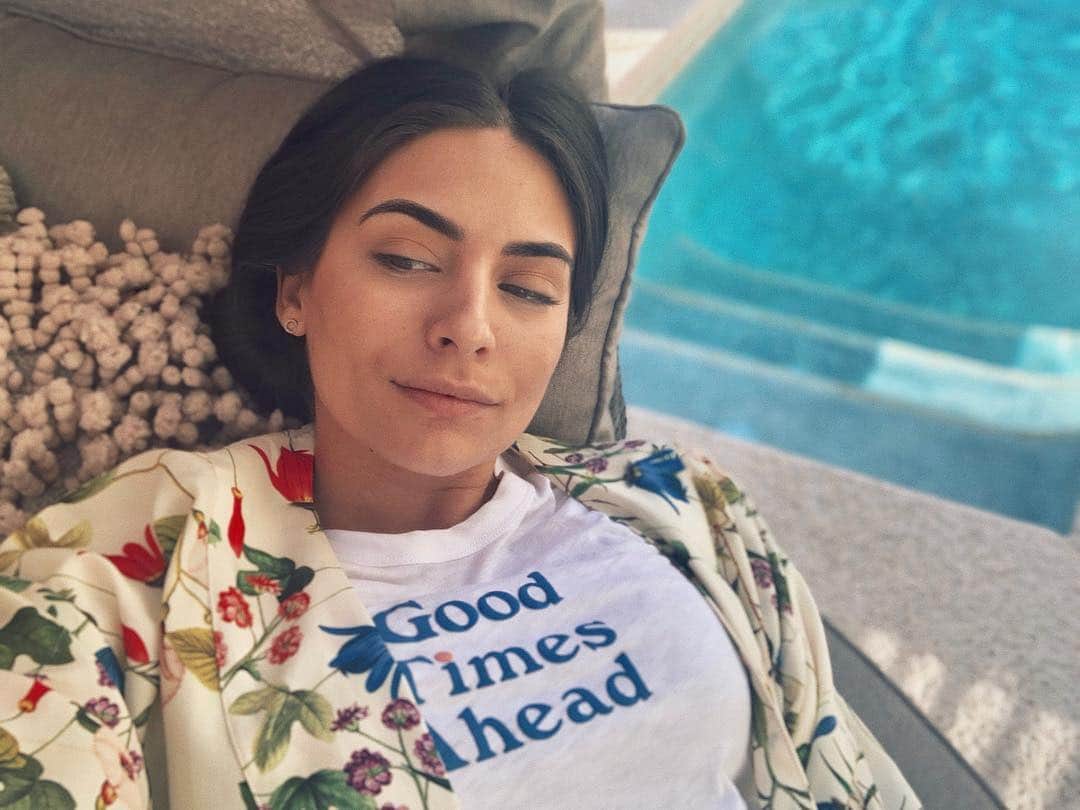 Ana Brenda Contrerasのインスタグラム：「Ustedes me perdonarán ... pero estoy descansando, sin maquillaje , comiendo , bebiéndome la vida y el tequila 😜 🍋 Los quiero! ❤️ // Sorry guys! I’m taking a break, no makeup , eating , living life and drinking tequila 💋💋#GoodTimesAhead」