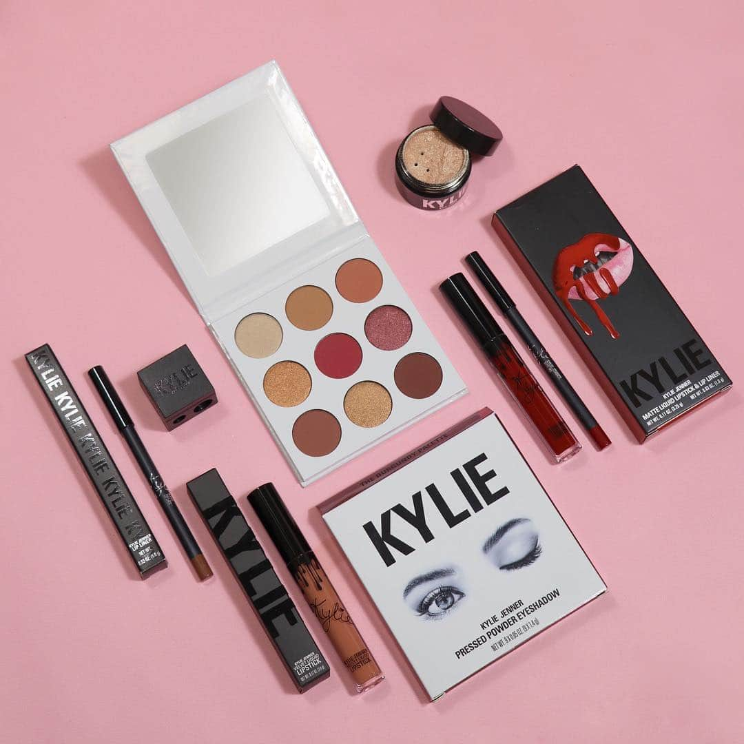 Kylie Cosmeticsさんのインスタグラム写真 - (Kylie CosmeticsInstagram)「Kylie’s April favorites bundles is live on the site! All this for only $100 🌸 KylieCosmetics.com」4月18日 4時02分 - kyliecosmetics