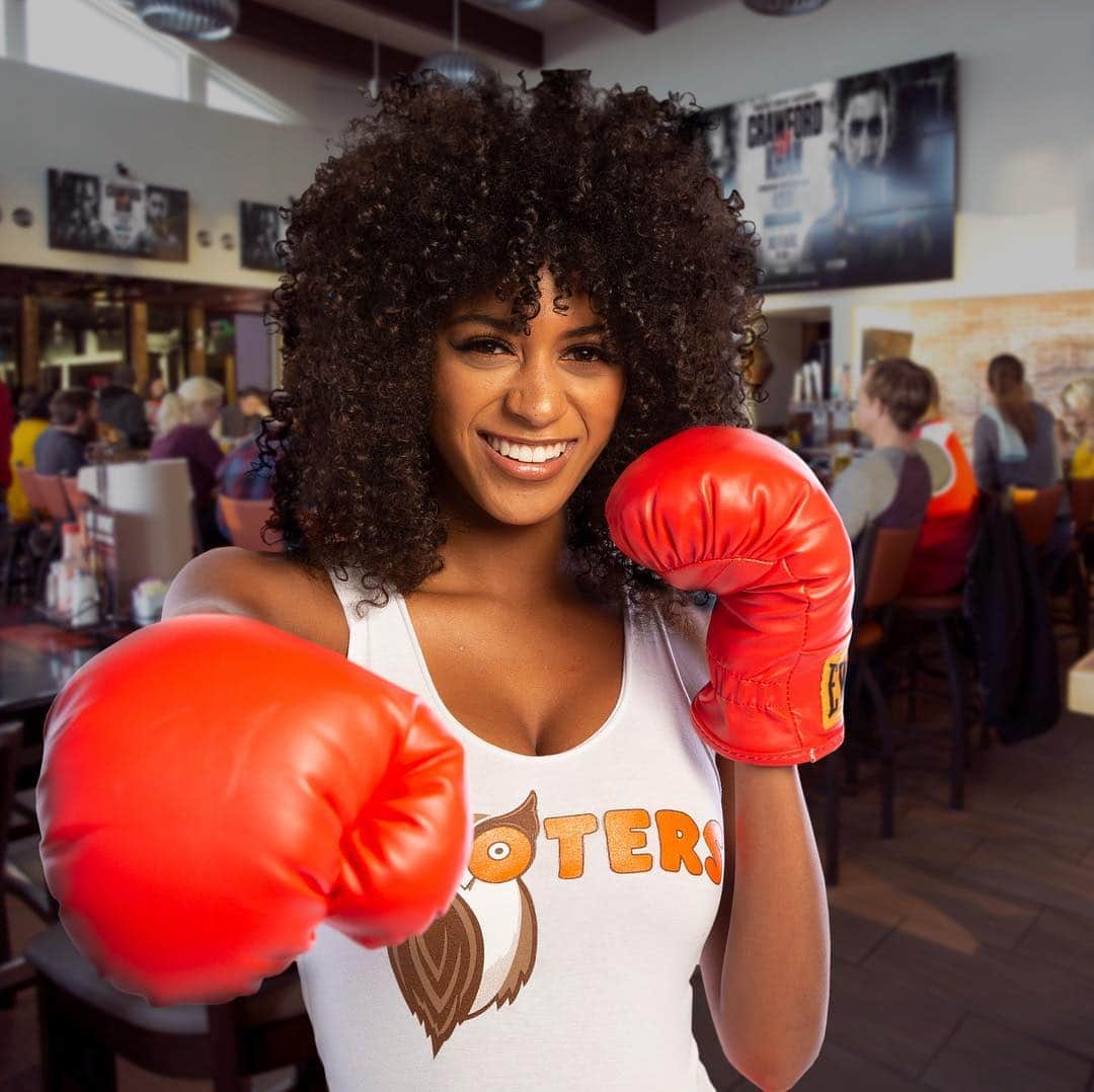 Hootersさんのインスタグラム写真 - (HootersInstagram)「Come watch Crawford and Khan fight it out at with us this Saturday night at select locations 🤼 Link in bio」4月18日 4時01分 - hooters