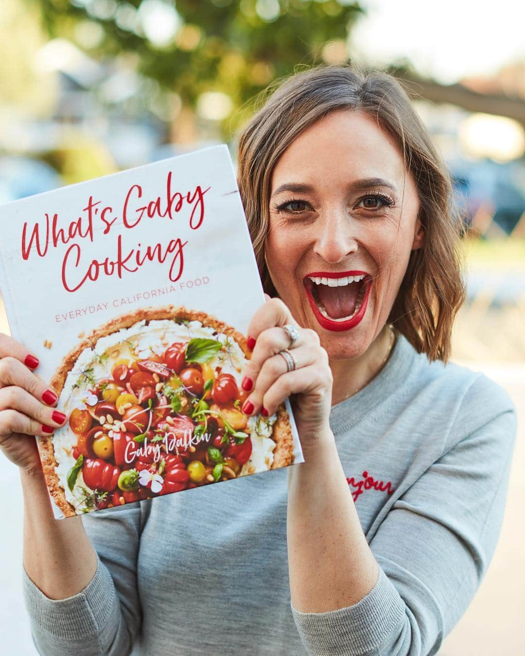 Gaby Dalkinさんのインスタグラム写真 - (Gaby DalkinInstagram)「you guys know I love a birthday... and guess whose birthday it is today?!? 🎂my cookbook!! 365 days since my most recent book has been out in the world aka a full trip around the sun which included a 30+ city book tour! Not to get mushy but in the last year I have been blown away seeing all my recipes in your kitchens! It makes my job so much fun... so THANK YOU from the bottom of my heart and stomach 😊 And because I’m just slightly crazy, we’re gonna do it again... get ready for 2020.」4月18日 4時02分 - whatsgabycookin