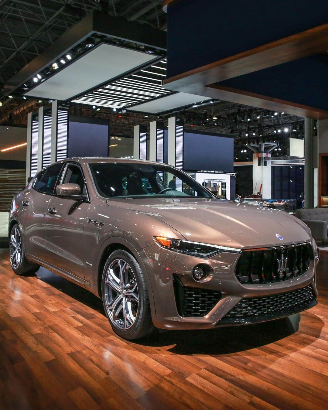 マセラティさんのインスタグラム写真 - (マセラティInstagram)「From Shanghai to New York. Get a first look at our entire line-up starring at the #NYIAS. #Maserati」4月18日 3時55分 - maserati