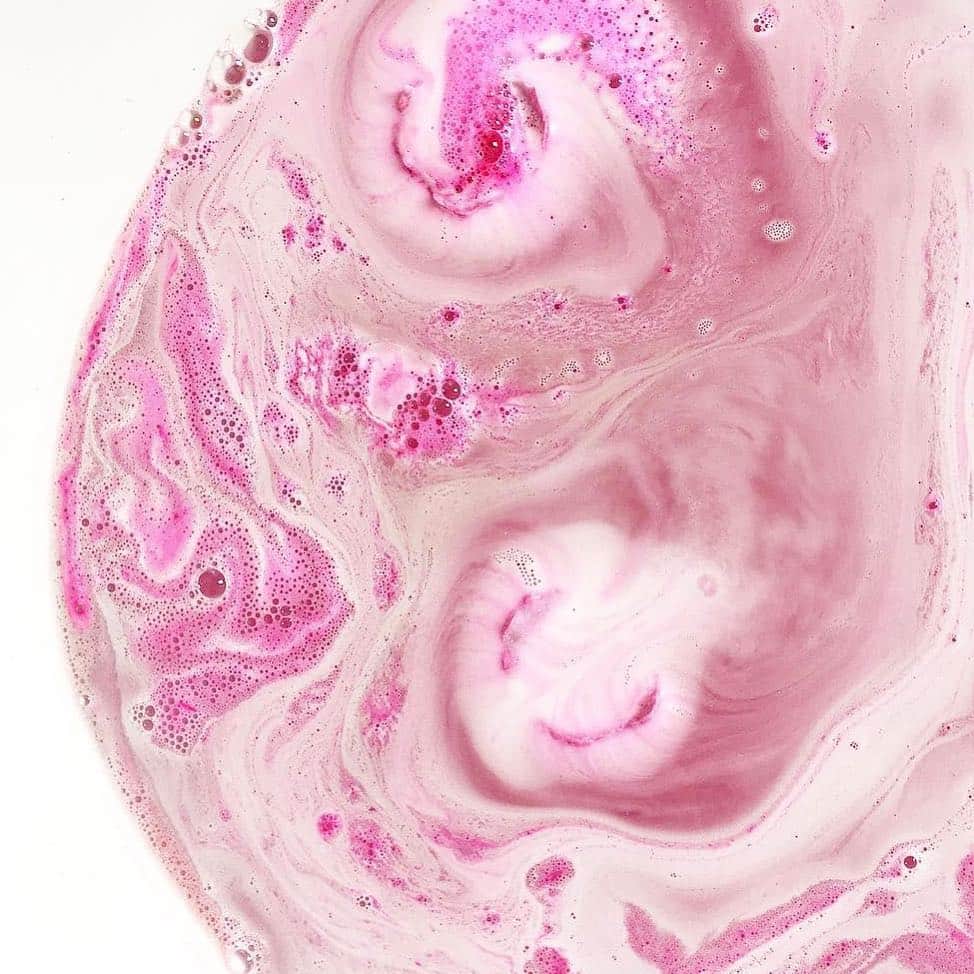 LUSH Cosmeticsさんのインスタグラム写真 - (LUSH CosmeticsInstagram)「Inspired by Audrey Hepburn in the movie Funny Face, our Pink Bath Bomb lets you luxuriate in candy-scented, lustrous waters. Plastic-free shimmer ups the glam factor while vanilla and tonka create a scent-sational moment. 💕🌸/ 📸: @maggyradovac #WeTheBathers」4月18日 3時55分 - lushcosmetics