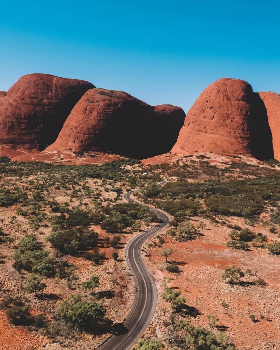 Australiaさんのインスタグラム写真 - (AustraliaInstagram)「Right this way to the majestic #KataTjuta 🚗 @saltywings captured this beautiful shot on a special project with @ntaustralia, and gained permission from the local Anangu people to do so. Drone images of these soaring rock domes in @visitcentralaus are very rare as remote-controlled devices, including drones and planes, aren’t normally allowed to be operated in Uluru-Kata Tjuta National Park.  Seeing this natural landmark from this angle gives you a sense of its enormous scale, which truly does leave you in awe when experienced in person. Book a scenic flight tour with @professional_helicopters or @ayersrockscenicflights to see an aerial perspective for yourself, it’s a life-changing experience.  #seeaustralia #NTaustralia #redcentreNT #naturephotography #travel」4月18日 4時00分 - australia