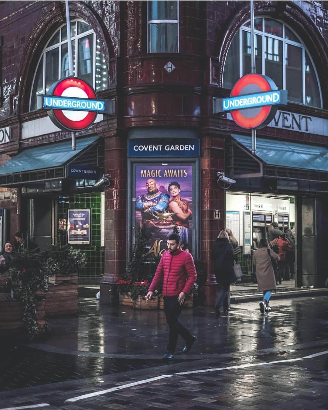 @LONDON | TAG #THISISLONDONさんのインスタグラム写真 - (@LONDON | TAG #THISISLONDONInstagram)「Incredible night vibes from @mrwhisper in #CoventGarden! Who digs this shot?! 👇🏼👇🏼👇🏼 // #thisislondon #london」4月18日 4時10分 - london