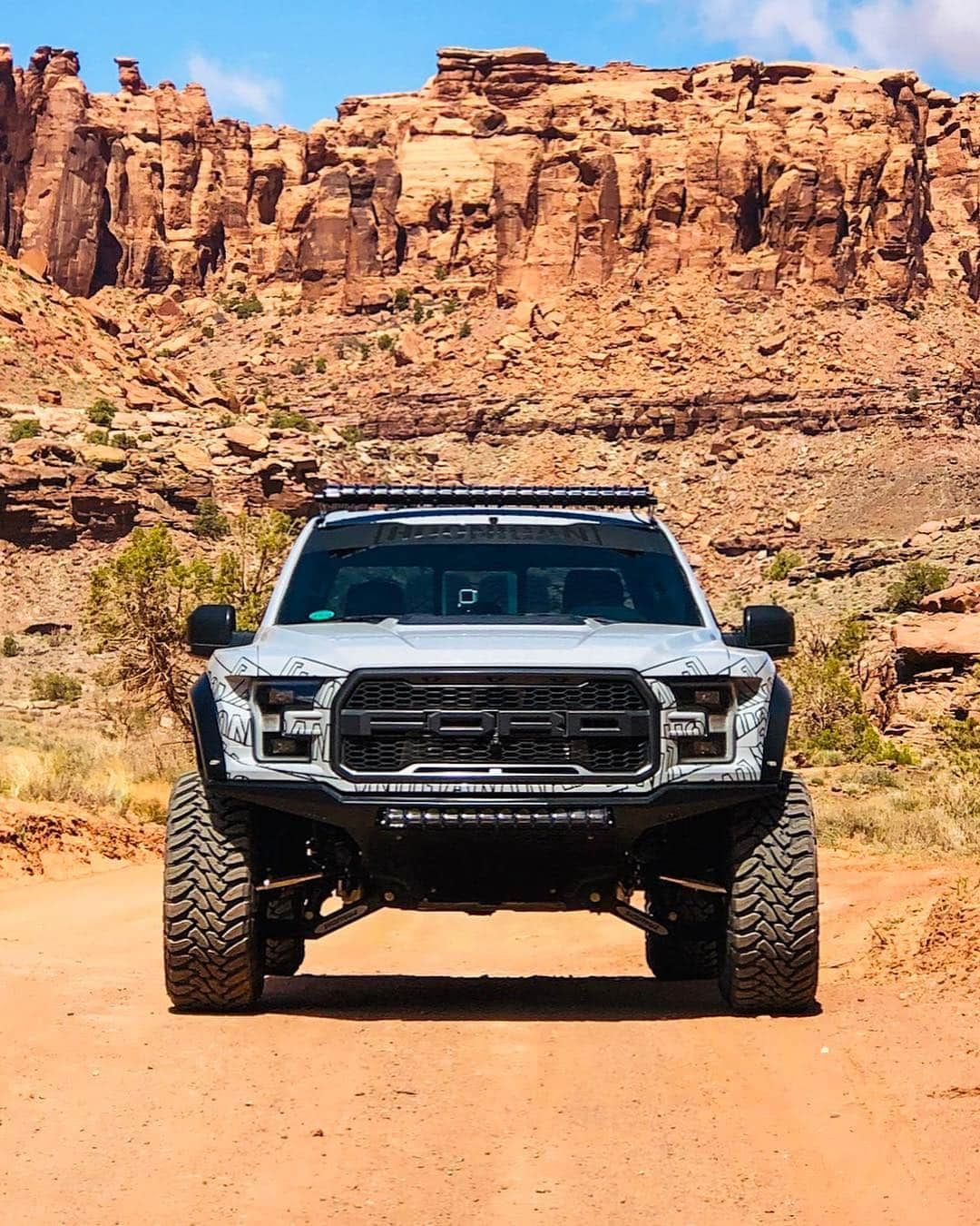 ケン・ブロックさんのインスタグラム写真 - (ケン・ブロックInstagram)「Such a beast! Finally got to test this thing on a proper desert road! Catch the full feature on this thing - including a test session in Moab - tomorrow at 7am PST on my Youtube channel. Subscribe via link in bio. #FordRaptor #SVCOffroad」4月18日 4時07分 - kblock43