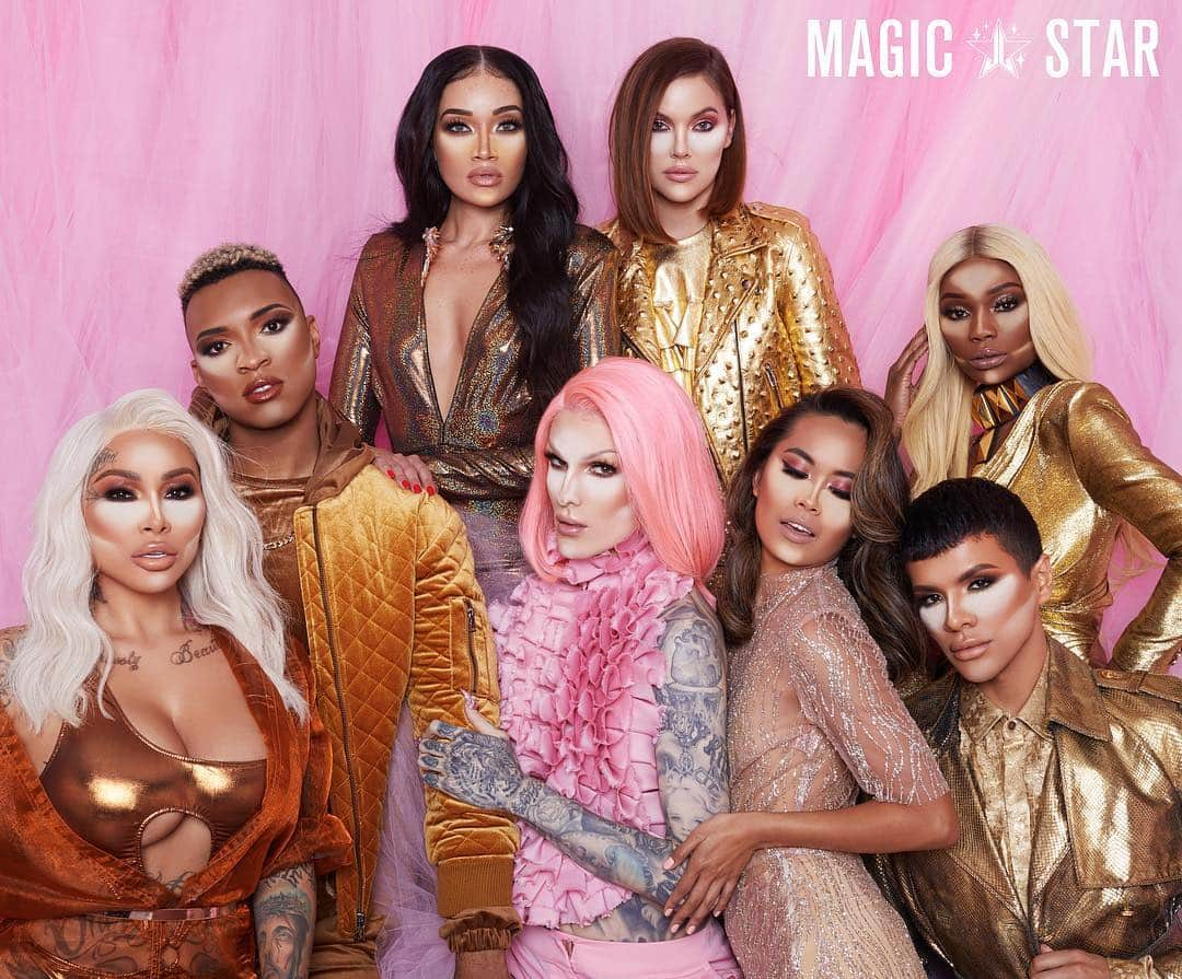 Jeffree Star Cosmeticsさんのインスタグラム写真 - (Jeffree Star CosmeticsInstagram)「SET YOUR LIFE IN PLACE ⭐️ Our #MagicStar setting powders come in 8 flawless shades, giving you that perfect #JeffreeStarApproved airbrushed finish 🔥 LAUNCHING APR. 19TH 🔥 Retail: $22.00  Photo by: @brandonlundby Makeup: @lipsticknick @boomkackmua @stef_lova1 @jenfregozo  Hair: @jesushair @e_scizorhands @hairbyyuichi Models: @chasitysamone @jazzerinenorona @latashialarae @gabrielzamora @lauracatlady @kameronlester @brittanya187  Set design: @keithboos #jeffreestarcosmetics #magicstarconcealer」4月18日 4時09分 - jeffreestarcosmetics