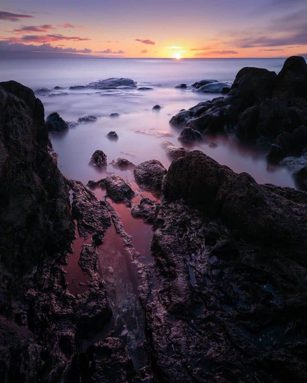 CANON USAさんのインスタグラム写真 - (CANON USAInstagram)「"This sunset view from West Maui's lava coated coastline looks out upon Lāna'i and Moloka'i." #MyCanonStory  Photo Credit: @rookemedia Camera: #Canon EOS 5D Mark III Lens: EF 16-35mm f/4L IS USM Aperture: f/11 ISO: 100 Shutter Speed: 70 sec Focal Length: 23mm」4月18日 4時12分 - canonusa