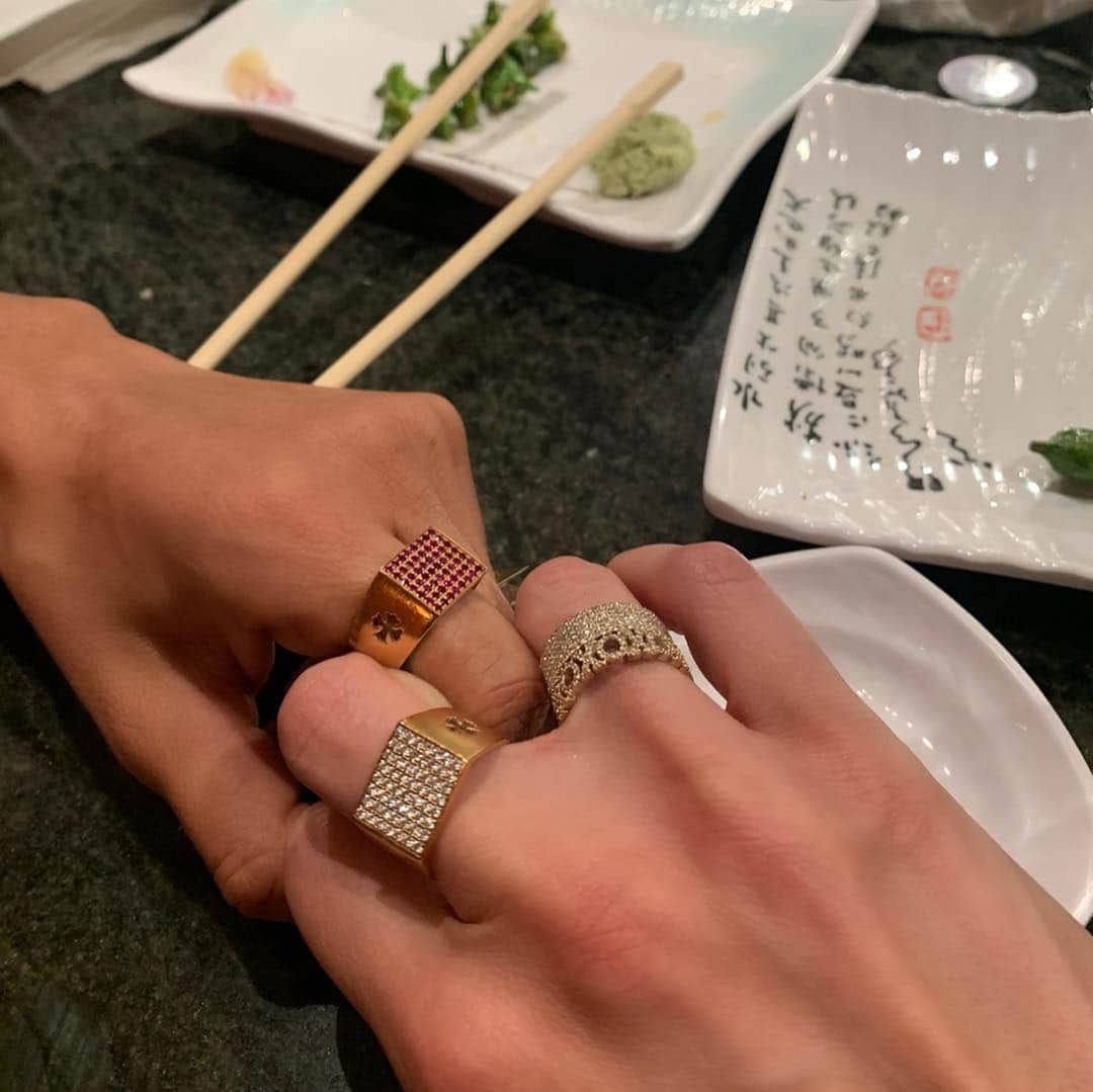 ベラ・ハディッドさんのインスタグラム写真 - (ベラ・ハディッドInstagram)「a lil best friend tlc 💚💚@jessejostark after work sushi rehearsal n reminiscing on some old campaigns at the factory 🖤I love you betty . love, velms」4月18日 4時13分 - bellahadid