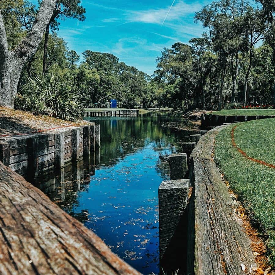 PGA TOURさんのインスタグラム写真 - (PGA TOURInstagram)「Danger lurks around every corner at Harbour Town. ⛳️🏖💦🐊🌲」4月18日 4時13分 - pgatour